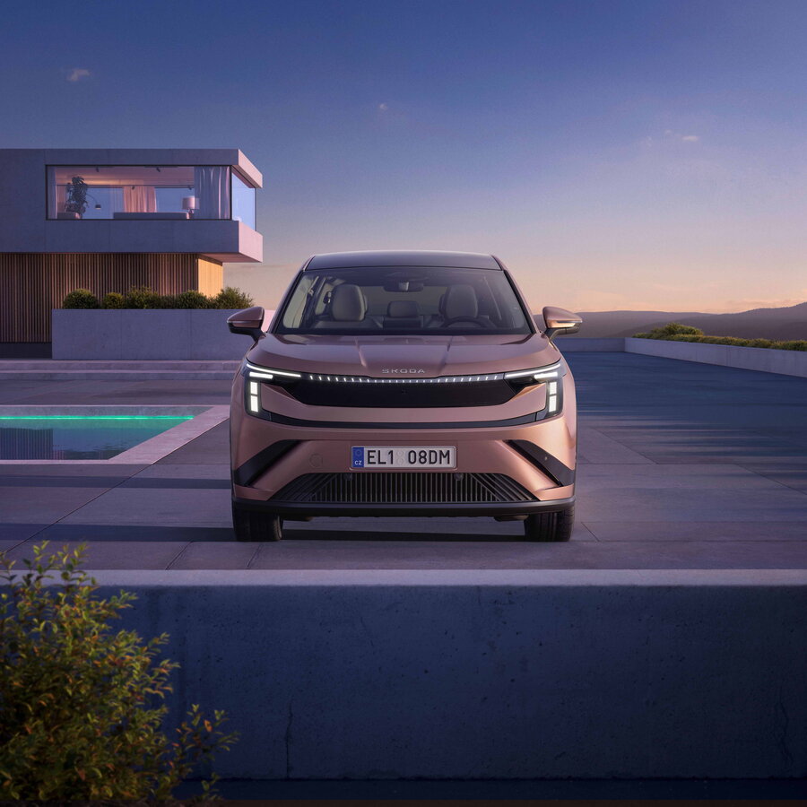 Škoda Peaq bij zonsondergang frontaal aan een villa