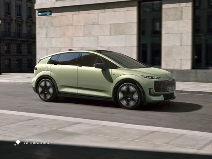 De nieuwe Audi A2 e-tron die aan het rijden is in een stadscentrum