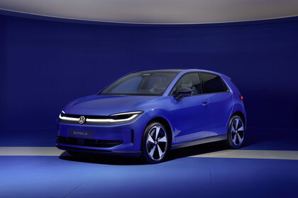 Een glanzend blauwe Volkswagen ID.Polo elektrische auto met futuristische LED-verlichting en unieke velgen.