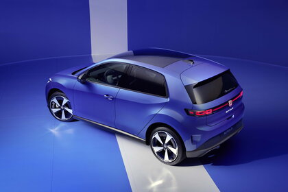 Blauwe Volkswagen ID.Polo elektrische auto, elegante achterzijde, moderne LED-achterlichten en designvelgen.