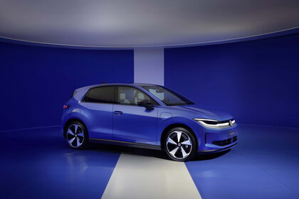 Zijkant van een blauwe Volkswagen ID.Polo elektrische auto met opvallende lichtmetalen velgen.
