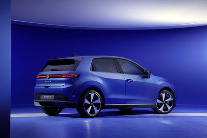 Blauwe Volkswagen ID.Polo elektrische auto, achteraanzicht met opvallende LED-achterlichten en logo.