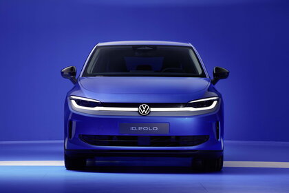 Vooraanzicht van een blauwe Volkswagen ID. Polo met opvallende LED-koplampen en VW-logo.