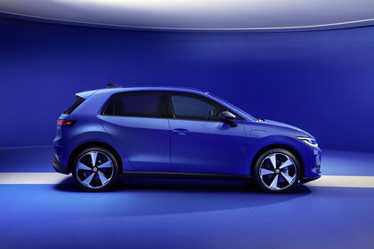 Volkswagen ID.Polo, een stijlvolle blauwe elektrische auto, toont zijn unieke velgen en design.