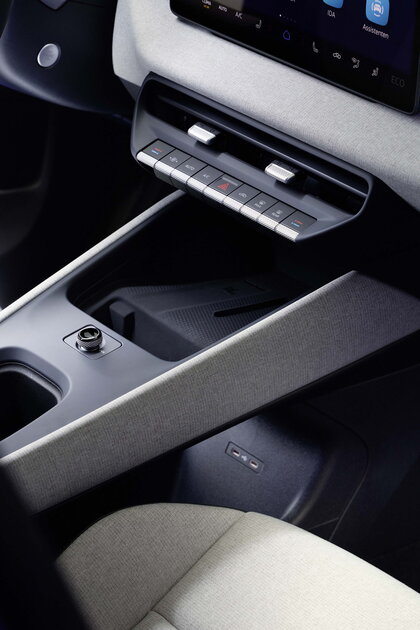 Volkswagen ID.Polo interieur toont modern dashboard met lichtgrijze stoffen bekleding en bedieningsknoppen.