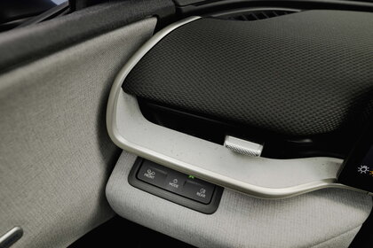 Detail van Volkswagen Id.Polo interieur met lichtgrijze stof, airco rooster en bedieningspaneel.
