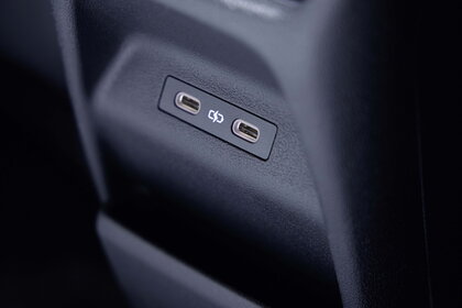 Volkswagen ID.Polo donker interieur, twee USB-C oplaadpoorten met helder laadsymbool.
