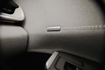 Volkswagen Id.Polo interieur met logo badge op lichtgrijze stof.