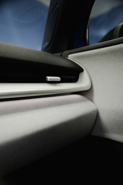 Interieurdetail van de Volkswagen Id.Polo met een modern dashboard, airconditioning ventilatie en subtiele sfeerverlichting.