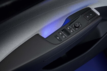 Volkswagen ID.Polo interieur met deurpaneel, raambediening en sfeervolle blauwe ambient verlichting.
