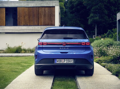 Achterkant van de blauwe Volkswagen ID.Polo met opvallende doorlopende achterlichten.