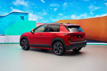 Dynamische rode Škoda Epiq SUV, achteraanzicht met opvallende achterlichten en aerodynamische vormen.
