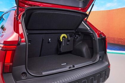 skoda epiq rood met open koffer en laadkabel zichtbaar