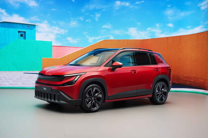 Rode Škoda Epiq elektrische SUV, vooraanzicht met strak design en innovatieve verlichting.