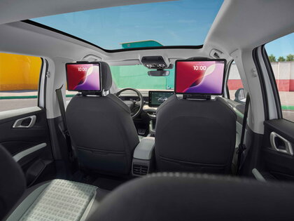 Achterbank van de Škoda Epiq met comfortabele stoelen, hoofdsteun schermen en panoramisch dak.