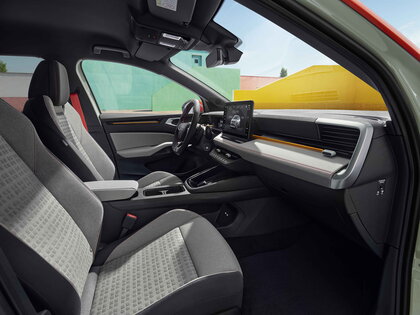 Moderne Škoda Epiq cockpit van passagierskant met comfortabele stoelen en digitaal display.