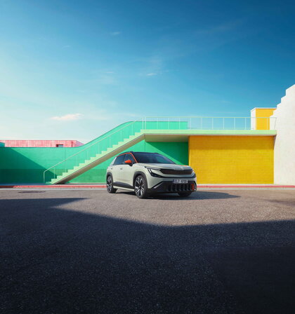 Škoda Epiq First Edition in zijaanzicht tegen een kleurrijke achtergrond