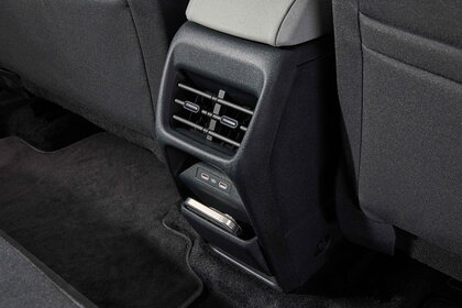 Interieur van de Škoda Epiq met ventilatieopeningen achteraan en handige USB-C-oplaadpoorten.