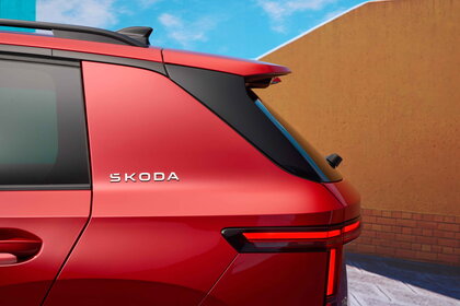 Achteraanzicht van de rode Škoda Epiq met prominent Škoda-logo en strakke LED-achterlichten.