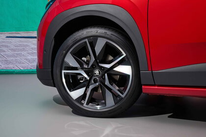 Rode Škoda Epiq compacte SUV toont glanzende lichtmetalen velg en hoogwaardige band.