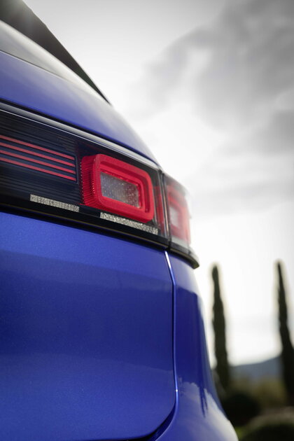 Detail van het moderne LED-achterlicht van de blauwe Volkswagen ID.Polo.