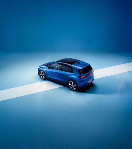 Bovenaanzicht van de blauwe Volkswagen ID.Polo op een dynamische blauwe studioachtergrond.