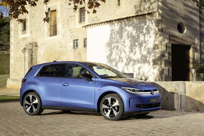 Stijlvolle blauwe Volkswagen ID.Polo geparkeerd voor een oud stenen gebouw.