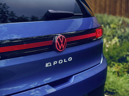 Close-up van de achterzijde met het rode Volkswagen logo en ID.Polo badge.