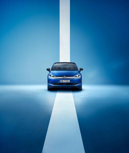 Frontaal beeld van de blauwe Volkswagen ID.Polo in een minimalistische studio-omgeving.