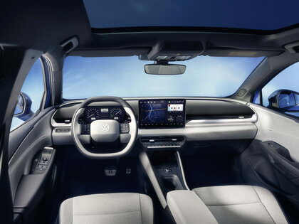 Modern interieur van de blauwe Volkswagen Id.Polo met digitaal dashboard en groot infotainmentscherm.