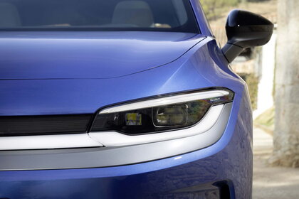 Close-up van de IQ.LIGHT koplamp van de blauwe Volkswagen ID.Polo.