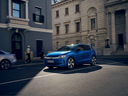 Blauwe Volkswagen ID.Polo rijdt door een zonnige, historische stadstraat.