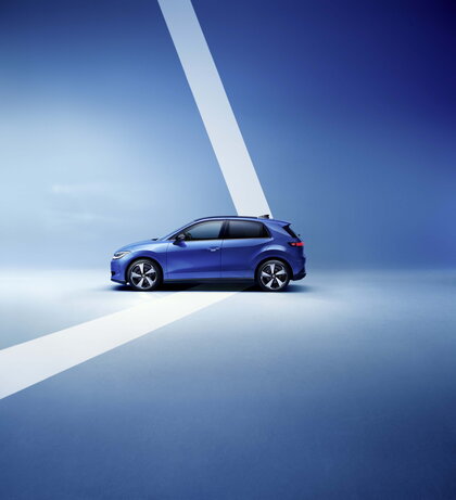 Volledig zijaanzicht van de blauwe Volkswagen Id.Polo in een minimalistische studio setting.