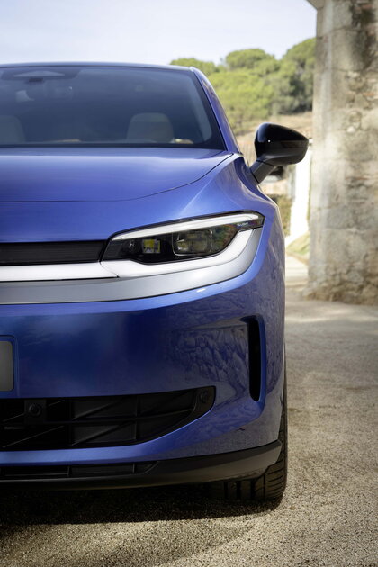 Vooraanzicht van de blauwe Volkswagen ID.Polo met stijlvolle grille en koplampen.