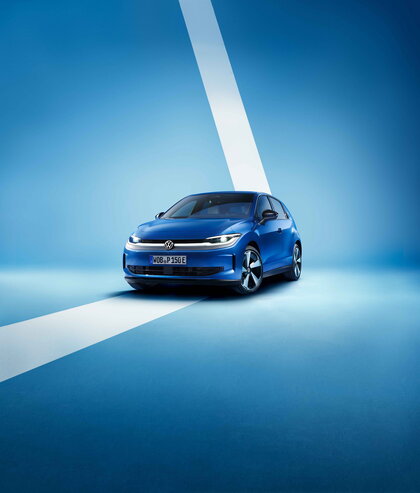Vooraanzicht van de blauwe Volkswagen ID.Polo, gepositioneerd in een studio-opstelling.