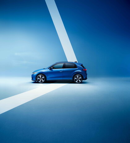 Zijaanzicht van de gestroomlijnde blauwe Volkswagen ID.Polo op een abstracte blauwe ondergrond.