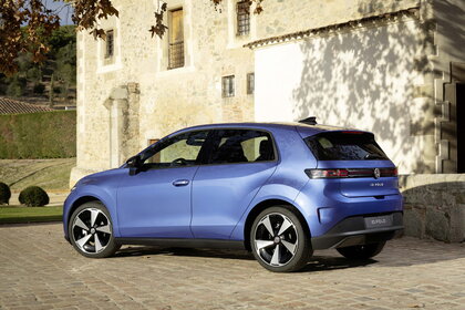 Achterkant en zijkant van de blauwe Volkswagen ID.Polo, elegant geparkeerd.