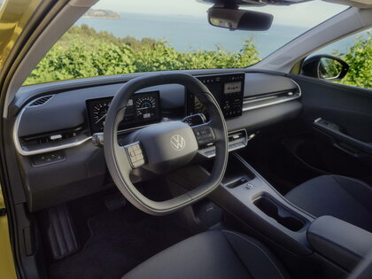 Interieur van gele Volkswagen ID.Polo met digitaal dashboard en uitzicht op zee.
