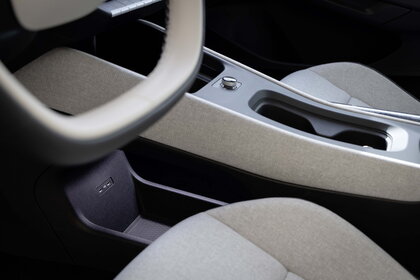 Interieur van de blauwe Volkswagen ID.Polo toont moderne stoffen bekleding en handige USB-C poorten.