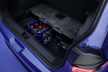 Blauwe Volkswagen ID.Polo kofferbak met handige ruimte voor flessen en subwoofer.