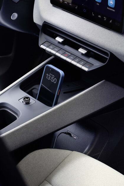 Volkswagen ID.Polo middenconsole met draadloze telefoonoplader en klimaatbediening.