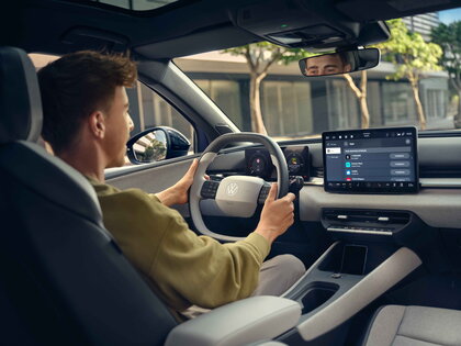 Bestuurder bedient het moderne infotainmentsysteem van de Volkswagen ID.Polo.