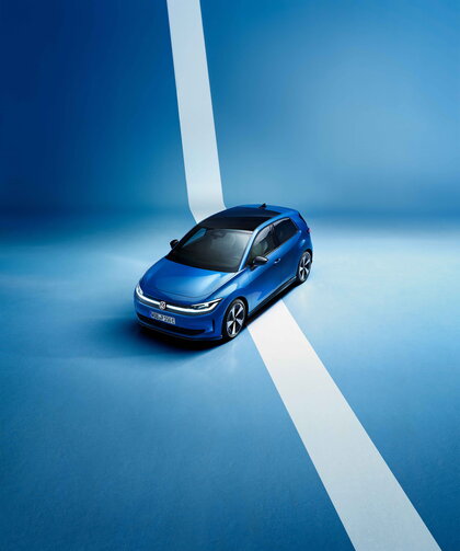 Volkswagen ID.Polo blauwe elektrische auto in dynamische studio-opstelling.