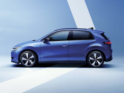 Zijaanzicht van de blauwe Volkswagen ID.Polo, een compacte elektrische auto.