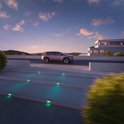 Škoda Peaq bij zonsondergang boven trappen aan een villa