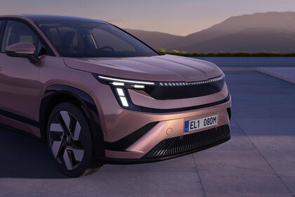 Škoda Peaq bij zonsondergang schuin vooraan close-up