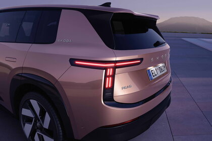 Škoda Peaq bij zonsondergang schuin achteraan close-up