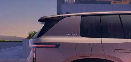 Škoda Peaq bij zonsondergang detail c-stijl
