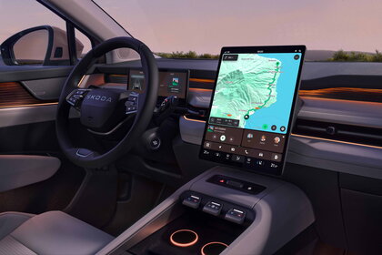 Škoda Peaq bij zonsondergang interieur detail infotainment scherm