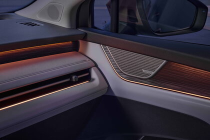 Škoda Peaq bij zonsondergang verlichting interieur detail sonos